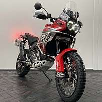 Ein rotes Adventure-Motorrad mit robustem Design und LED-Scheinwerfern.