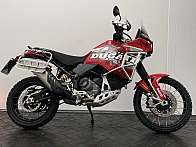 Ein rotes Ducati Adventure-Motorrad vor einem neutralen Hintergrund.