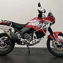 Ein rotes Ducati Adventure-Motorrad vor einem neutralen Hintergrund.