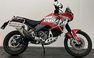 Ein rotes Ducati Adventure-Motorrad vor einem neutralen Hintergrund.