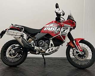Ein rotes Ducati Adventure-Motorrad vor einem neutralen Hintergrund.