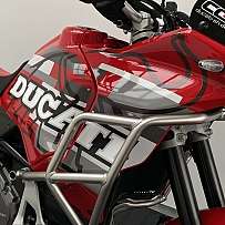 Nahaufnahme eines Ducati Motorrads mit rotem Design und Metallrahmen.