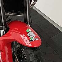 Nahaufnahme des vorderen Schutzblechs eines Ducati Motorrads.