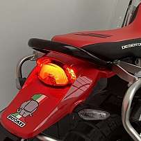 Detailaufnahme des Hecks eines Ducati DesertX Motorrads mit Rücklicht.