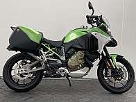 Ein grünes Ducati Multistrada Motorrad mit Gepäckträger.