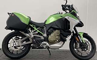 Ein grünes Ducati Multistrada Motorrad mit Gepäckträger.
