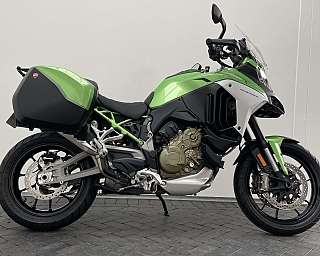 Eine grüne Ducati Multistrada mit Gepäckträger auf einem neutralen Hintergrund.