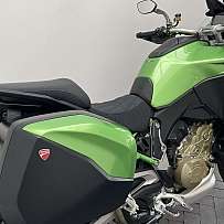 Nahaufnahme eines grünen Ducati Motorrads mit schwarzem Sitz.
