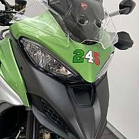 Nahaufnahme der Front eines grünen Ducati Motorrads mit Nummer 245.