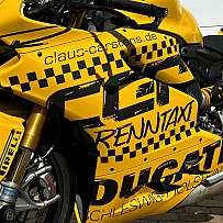 Nahaufnahme einer gelben Ducati mit Renn-Taxi Design und Pirelli Reifen.