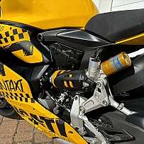 Detailansicht eines gelben Sportmotorrads mit auffälliger Lackierung.