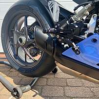 Detailaufnahme eines Motorrads mit einem Ständer und einem Reifen.