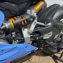 Detailaufnahme des Fahrwerks und der Federung eines Motorrads.