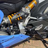 Detailaufnahme der Aufhängung und Antriebsteile eines Motorrads.