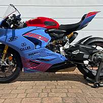 Ein blau-rotes Ducati Rennmotorrad auf einem Ständer.