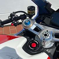 Detailaufnahme des Lenkers und der Armaturen eines Motorrads.