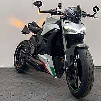 Ein modernes, sportliches Motorrad mit markantem Design und LED-Beleuchtung.