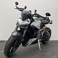 Ein modernes Ducati Motorrad mit sportlichem Design und auffälligen Details.