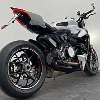 Ein modernes Sportmotorrad mit markanten Designelementen und breitem Hinterrad.