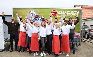 Zwei Frauen lächeln in einem Geschäft.