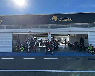 Fahrer und Motorräder in den Boxen der Rennstrecke Almeria.