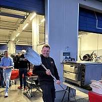 Claus als Pizzabäcker kümmert sich ums Essen für unsere Kunden.