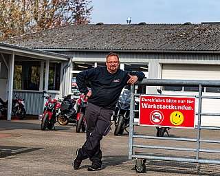 Mitarbeiter an Firmenschild