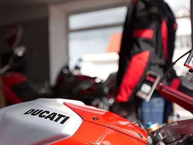 Nahaufnahme eines Ducati Motorrads in einem Verkaufsraum.
