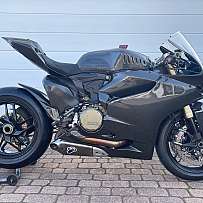 Seitenansicht eines schwarzen Ducati Rennmotorrads auf einem Ständer.