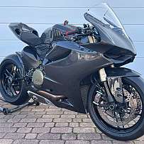 Ein elegantes schwarzes Sportmotorrad auf einem Ständer.
