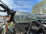 Detailaufnahme eines Ducati Scrambler Motorrads mit grünem Tank.