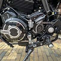Detailaufnahme des Motors und der Antriebskomponenten eines Ducati Motorrads.