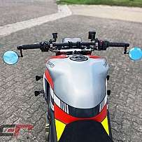 Ansicht des Motorradlenkers mit blauen Spiegeln und modernen Bedienelementen.