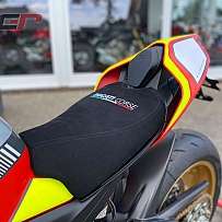 Detailaufnahme des Sitzes einer Ducati mit sportlichem Design.
