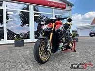 Ein sportliches Motorrad steht vor einem Motorradgeschäft in Schleswig-Holstein.