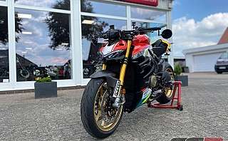 Ein sportliches Motorrad steht vor einem Motorradgeschäft in Schleswig-Holstein.