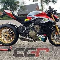 Ein sportliches Ducati Motorrad mit goldenen Felgen und rotem Design.
