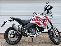 Ein Ducati Enduro Motorrad in weiß mit rotem Logo, seitlich fotografiert.