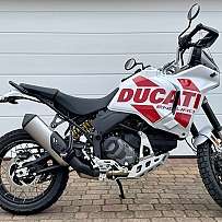 Ein Ducati Enduro Motorrad steht vor einer weißen Wand.