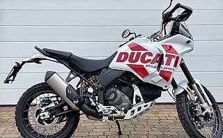 Ein Ducati Enduro Motorrad in weiß mit rotem Logo, seitlich fotografiert.