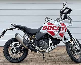 Ein Ducati Enduro Motorrad in Weiß mit rotem Logo, seitliche Ansicht.
