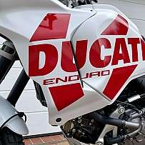 Nahaufnahme eines Ducati Enduro Motorrads mit rotem Logo.
