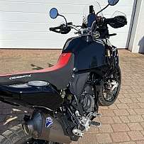 Ein schwarzes Motorrad mit rotem Sitz und modernen Designelementen.