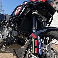 Nahaufnahme eines Ducati DesertX Motorrads mit schwarzem Rahmen und Reifen.
