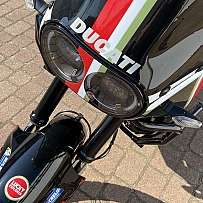 Nahaufnahme der Front eines Ducati Motorrads mit markanten Scheinwerfern.