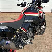 Detailansicht eines Ducati Motorrads auf einem gepflasterten Boden.