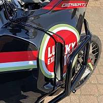 Nahaufnahme eines Ducati DesertX-Motorrads mit einem Lucky-Logo.