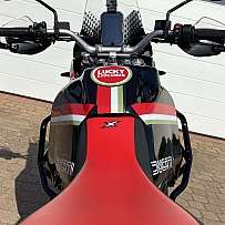 Vorderansicht eines Ducati Motorrads mit Lenker und Instrumenten.