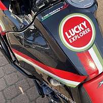 Nahaufnahme des Tanks eines Ducati DesertX-Motorrads mit einem Aufkleber.