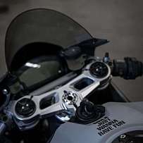 Nahaufnahme des Cockpits eines Motorrads mit Steuerungselementen.
